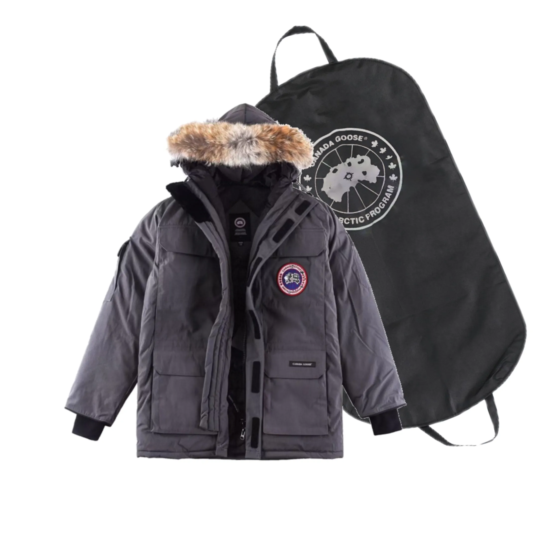 P780 with dust bag) Canada Goose Canada Goose #Expedition expedition parka classic down jacket ➖ Imported 21-count polyester-cotton blended original fabric [last year’s 16-count/18-count hard fabrics have been completely eliminated, this year all use 21-count genuine synchronized fabrics, the soft mid-band feels delicate and textured], genuine synchronized Feather-Light 10D waterproof coated fabric, made of 84.5% polyester fiber and 15.5% cotton, 100% the best feel in the entire network! ➖ The genuine official website is synchronized with the national standard 80 white duck down, you can check the official website customer service, there will never be a series of misleading claims such as 90 down or goose down! ➖ Using the best nylon lining with double double-layer sealing design, velvet-proof No. 7 needle + grid-filled down ready-made garments, there is 100% no so-called velvet running! ➖ The cuffs are designed with thickened seamless threads, and the collar and pockets are lined with top-quality polar fleece to keep you warm and comfortable! ➖ Yoshida YKK provides original custom-made electroplated sliders. YKK two-way lockable zippers are tight and smooth and will not peel off paint! ➖ 3M composite guarantees that the Velcro is the same as the original, durable, and all accessories and hardware are custom-made! ➖ Imported BEHRINGER embroidery machine to customize the 10,000-needle embroidery logo, 98% of which can be reproduced to restore the original logo. You can check and compare on the official website! ➖ The fur collars are all made of large pieces of Western Canadian blue wolf hide, ensuring that each fur collar is 13-15cm wide! 08 models for men and women SIZE: XS S M L XL XXL